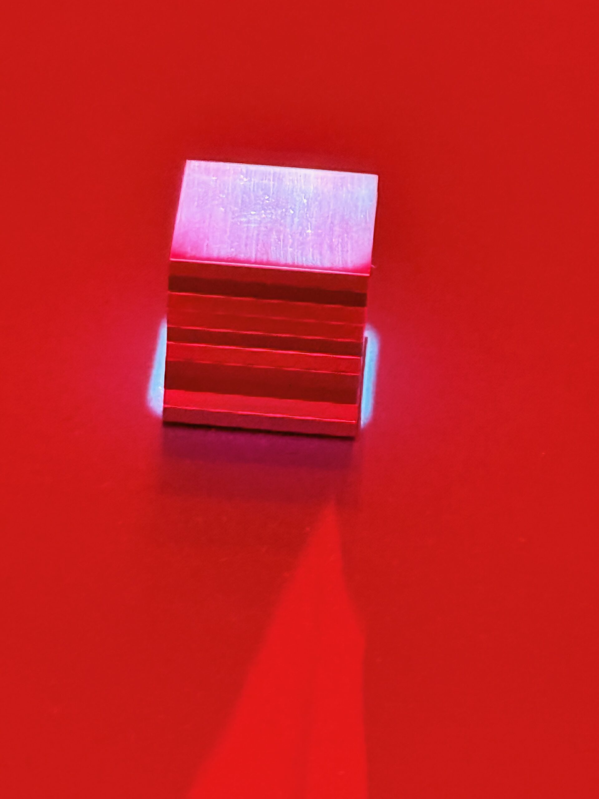 Alfredo Jaars Installation "The End of the World (2023-2024)" im Zentrum einer Art Kathedrale ein Kubus aus Kobalt, Seltene Erden, Kupfer, Zinn, Nickel, Lithium, Mangan, Coltan, Germanium und Platin zu einem vier Zentimeter großen Würfel gepresst.