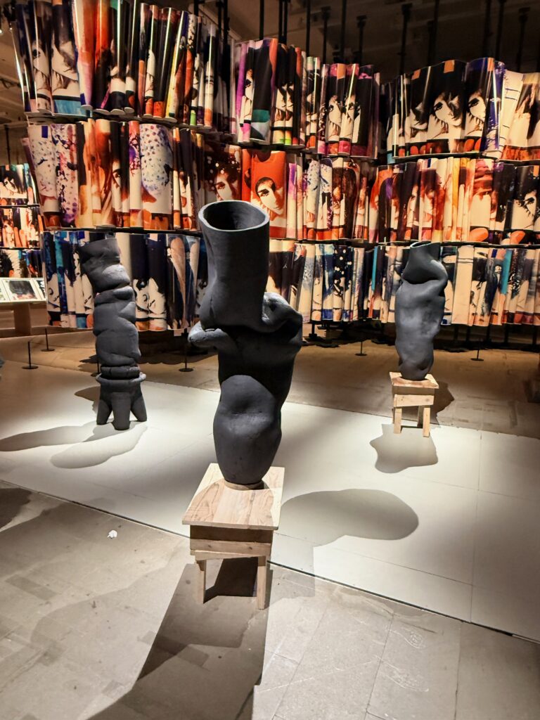 Ein Werden im Dialog mit der Herkunft: Die kraftvollen, handgeformten Tonskulpturen Ifa Ile Oja – Black Ifa von Ranti Bam im Arsenale. Eine tiefgründige, atmosphärische Position, die uns symbolisch nahe heranzieht, um das Zusammenspiel zwischen generationenübergreifender Kontinuität und moderner Transformation im Raum spürbar zu machen.