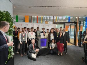 Die ersten Quanten-Studierenden der Hochschule Karlsruhe mit ihrem ersten Quantencomputer.
